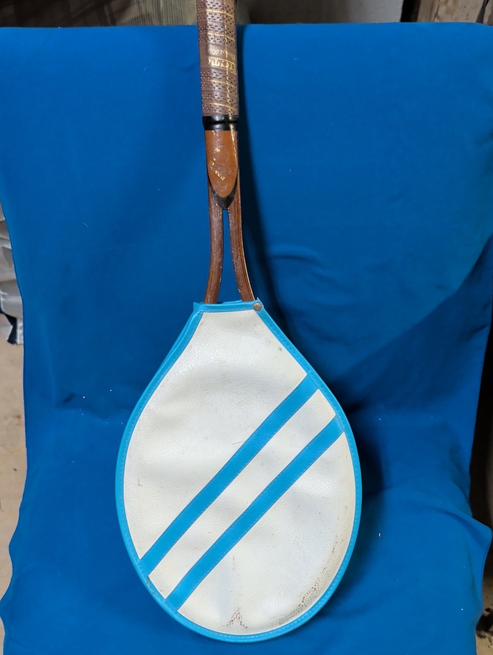 Head Wooden Tennis Racket in Brown with Red Strings - Picture 9 of 9